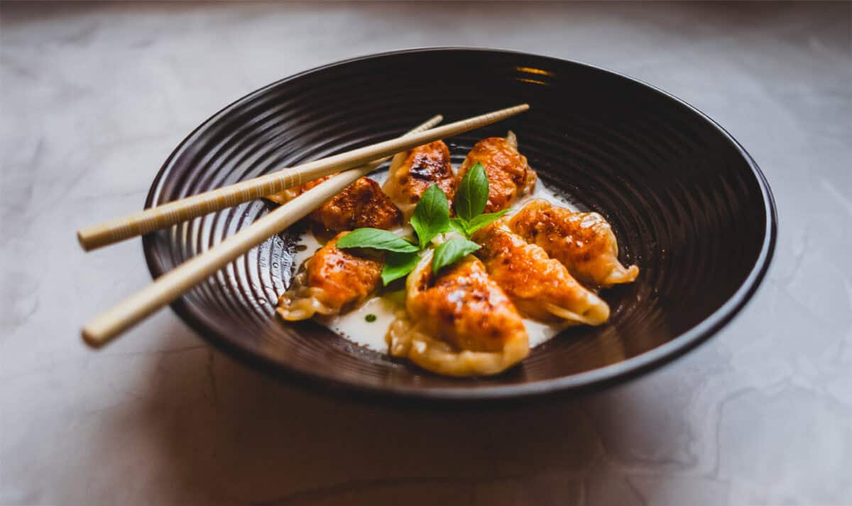 Miska Lososové gyoza s kokosovou omáčkou.