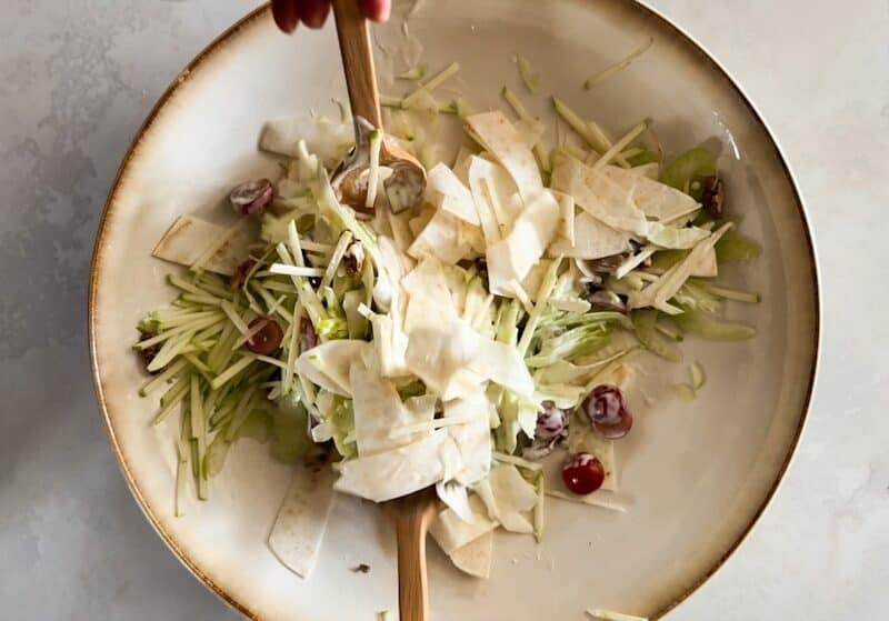 🥗 Waldorfský salát s kuřetem a japonskou majonézou 11 waldorfsky salat japonska mandolina kirelwa 05 e1744979369884