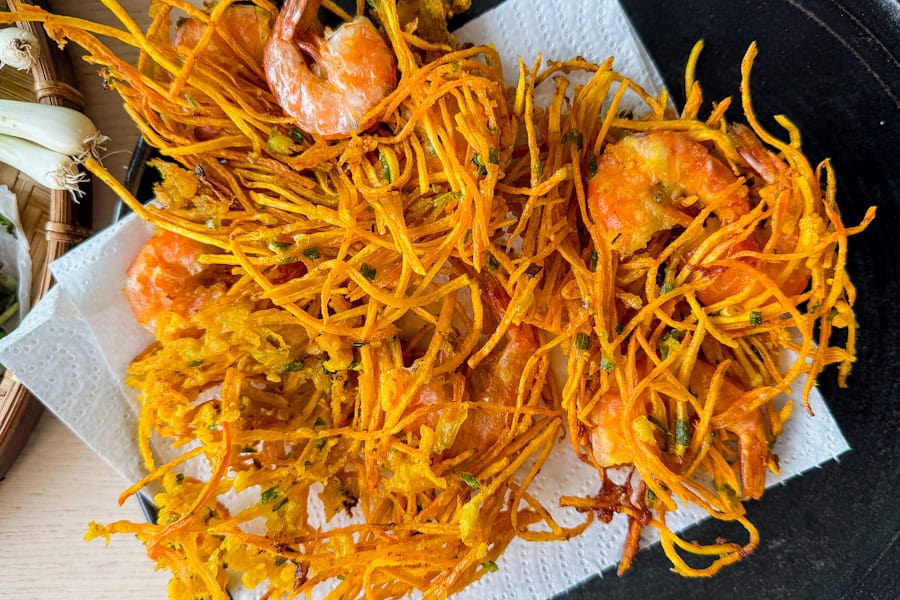 Křupavý vietnamský bramborák z hanojských ulic - Bánh Tôm 3 vietnamsky bramborak banh tom recept 07