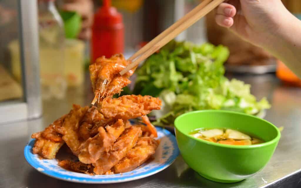 Křupavý vietnamský bramborák z hanojských ulic - Bánh Tôm 2 Vietnamský bramborák s krevetami